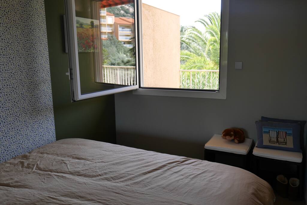 chambre placard emmenagé lit en 180*200 vue sur jardin
