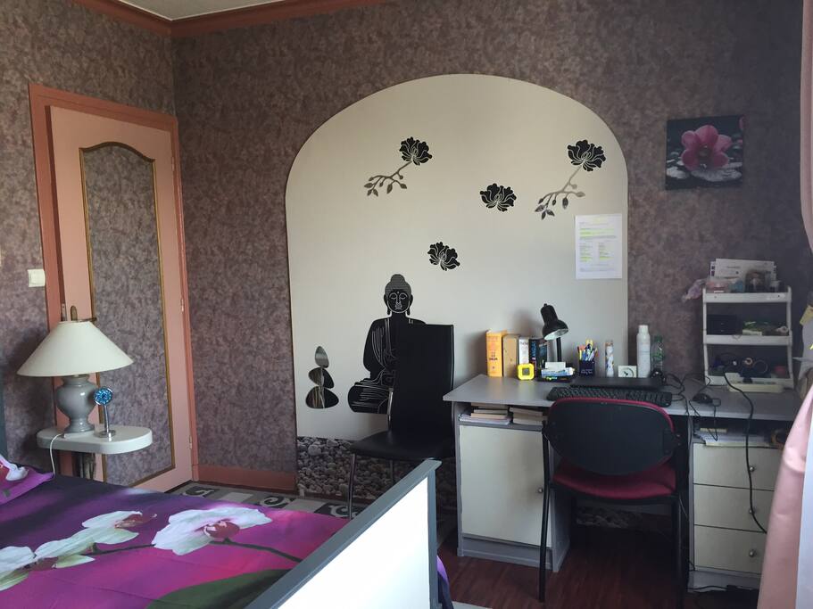 Chambre avec bureau
