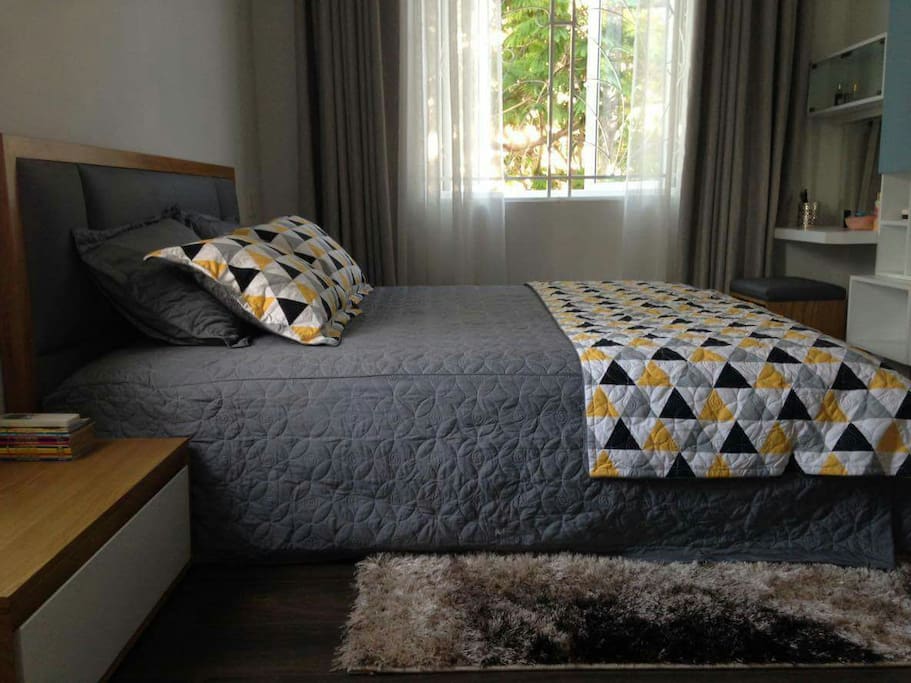 The bed room with carpet, wood floor
