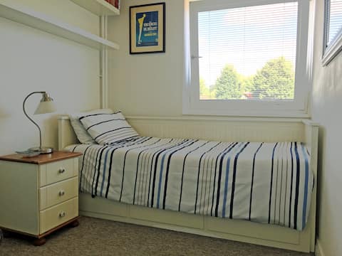 Quiet, Bright and Airy Single Room Near Seafront