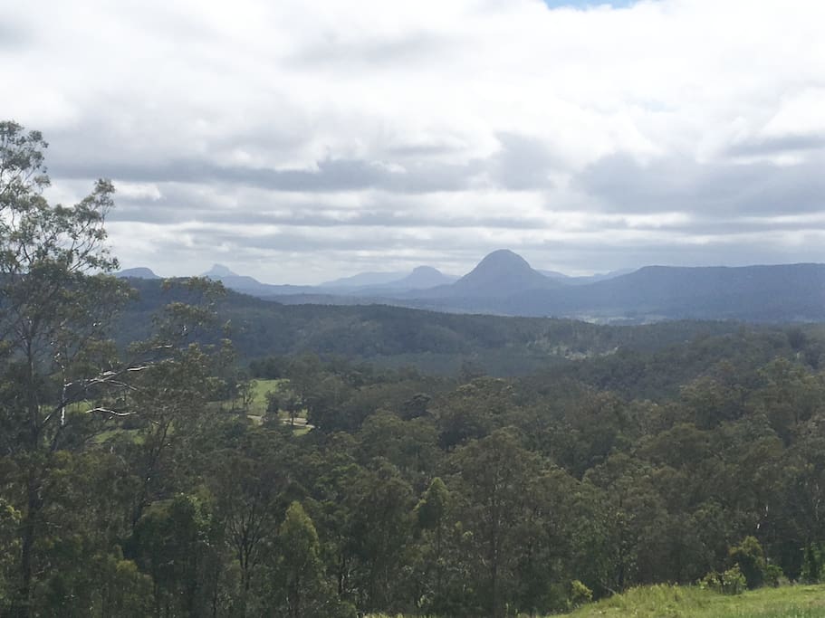 The homestead has a comfortable and gracious ambience and is surrounded by stunning views of Mt Lindesay and the Border Ranges.