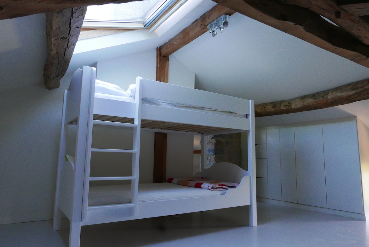 מיטת קומתיים בקומה העליונה