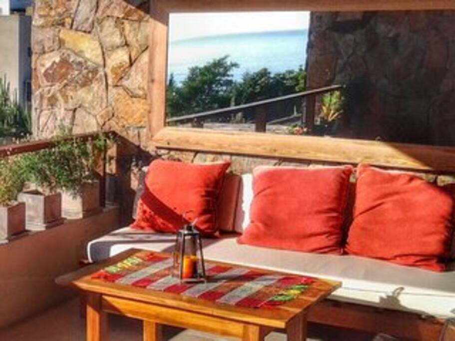 Balcón Terraza. Sillón Exterior, Mesa Ratona, Espejo. El lugar para apreciar los inigualables atardeceres !!!