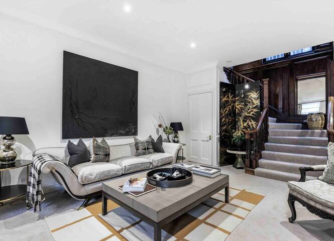 THE Quintessential Chelsea Muse gallery image 2