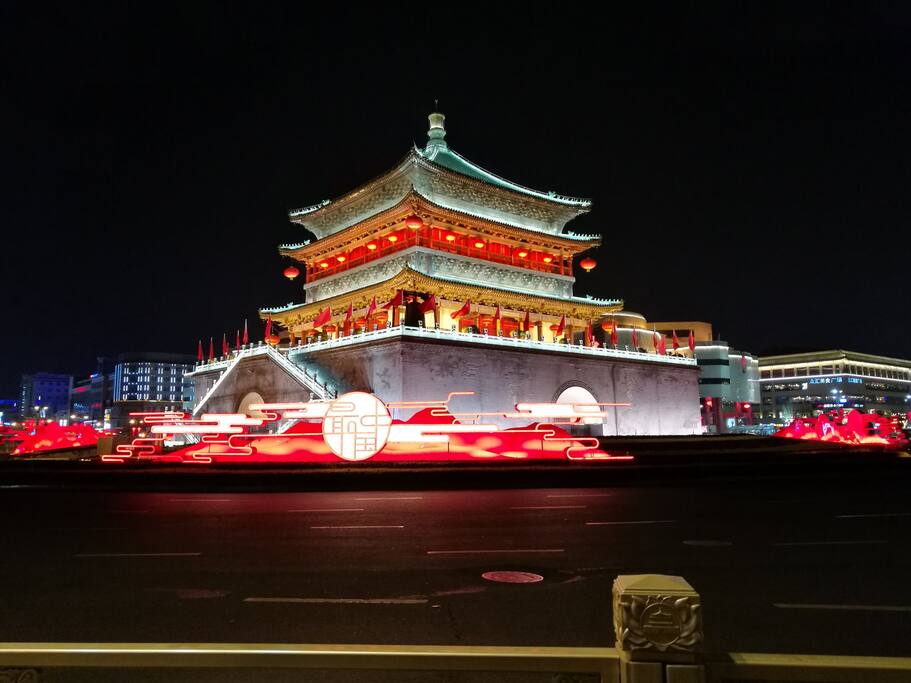 西安市中心地标——钟楼,离驻地仅200多米。