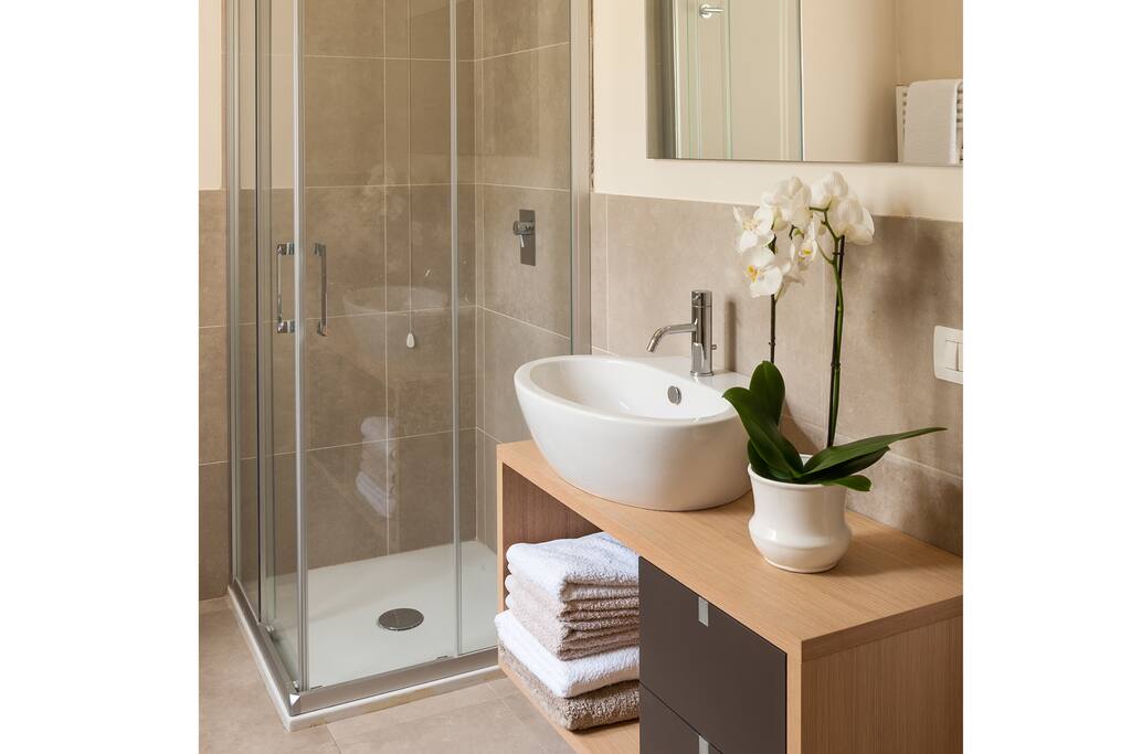Bathroom (ground floor)