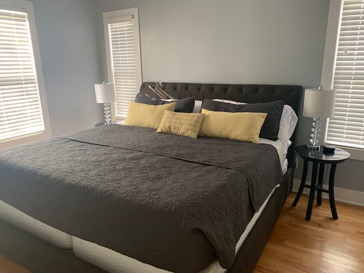 Lit King Size dans la chambre principale 