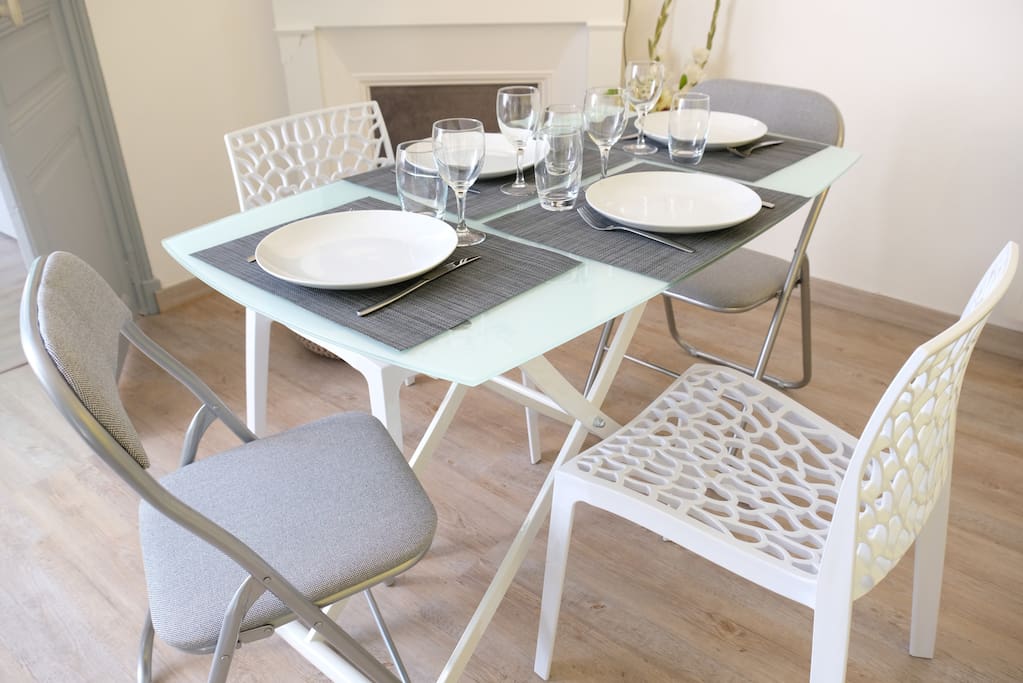 Une vraie table pour manger à 4 en toute convivialité.