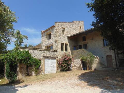 Large Provencal farmhouse in the countryside with pool