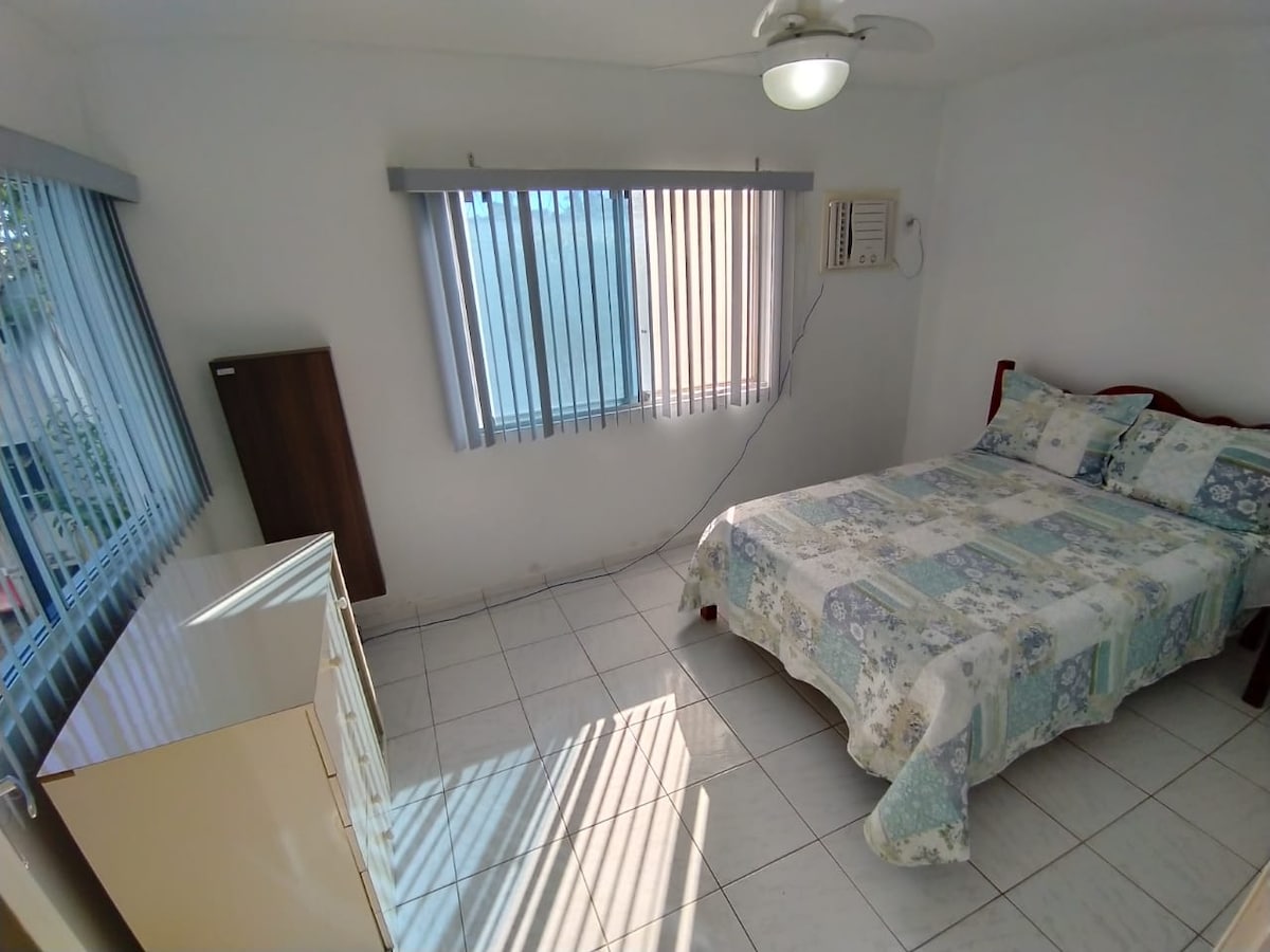 חדר השינה  הראשון בבית עם מיזוג אוויר ומאוורר תקרה