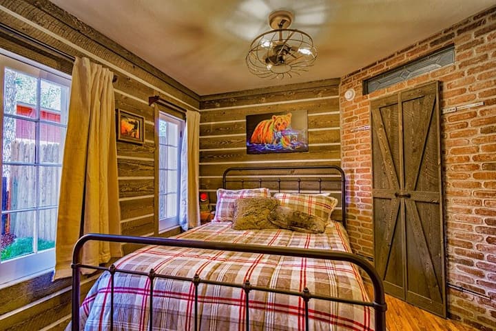 Приватен брачен кревет (широк 150-179 см) на главното ниво со кадифена постелнина и јорган. Во собата има плакар во кој има многу простор за складирање за вашиот престој. Спалната соба има паметен телевизор полн со многу апликации и чинија за локални вести и спортски настани.