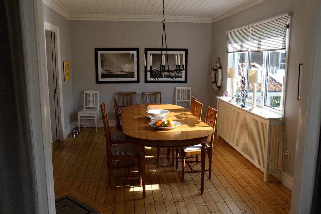 Room for lots of people around the dinner table 2 floor