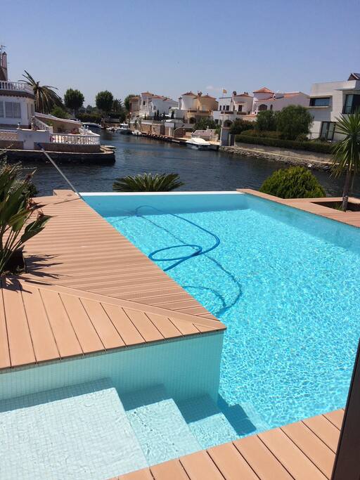 Piscine avec bain à bulles et escaliers