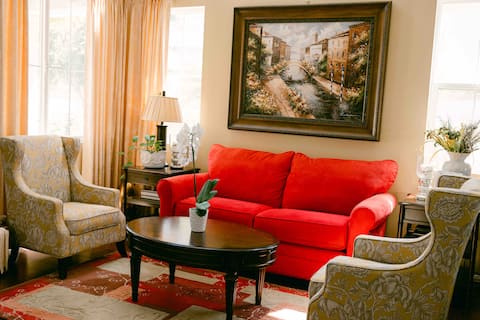 Spacious 4br/3ba Home w/ Mtn Views & Private Yard