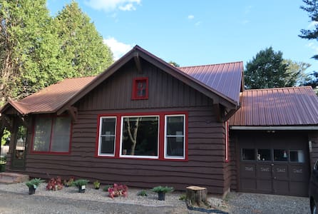 Dukes Cabin free Wifi/Lake placid 5 minutes away!