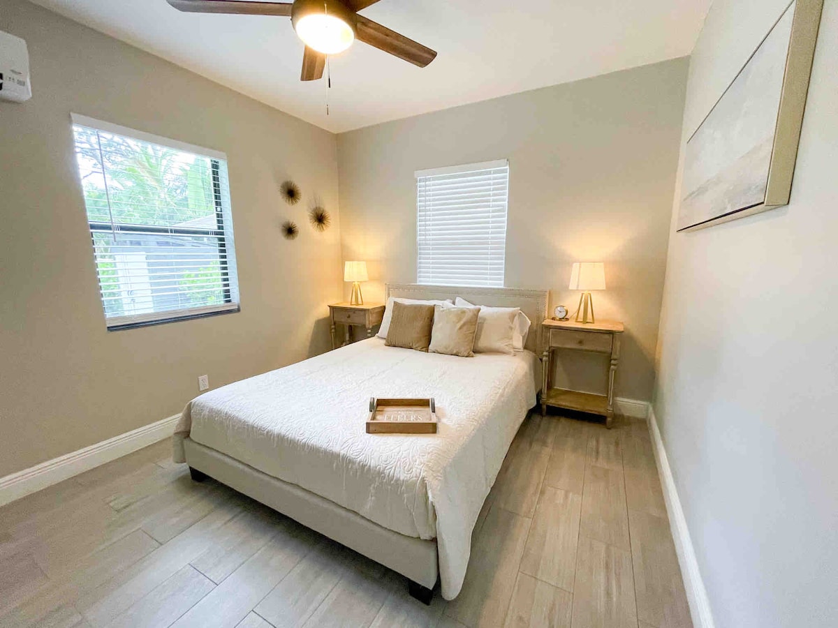 سرير جديد بحجم كوين ، مع مرتبة وسادة علوية ، استرخ وشاهد فيلمًا على شاشة تلفزيون كبيرة!