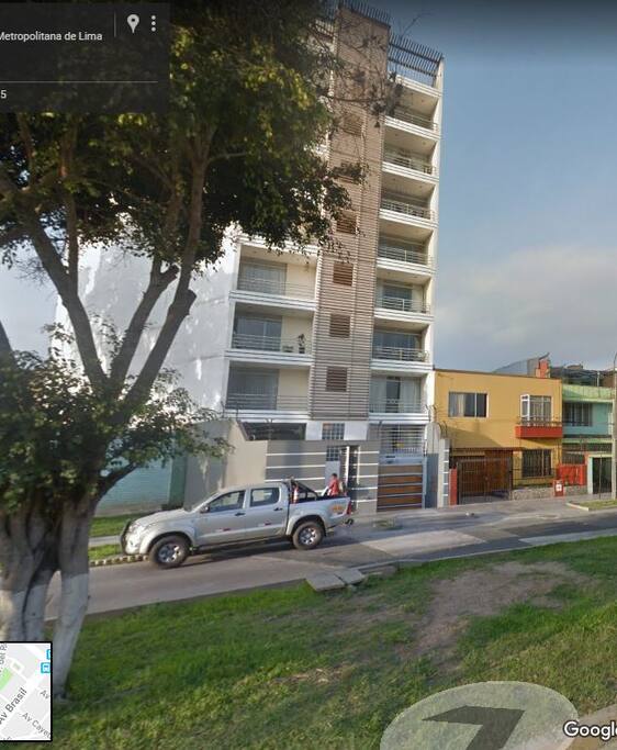 El alojamiento esta ubicado en AV. Paso de los Andes 380 a 2 cuadras de la av Bolivar y Av. Sucre. El cual cuenta con cámara de seguridad y al costado caseta de serenazgo.