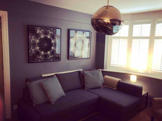 Contemporary House + parking, sky sports -sleeps 8