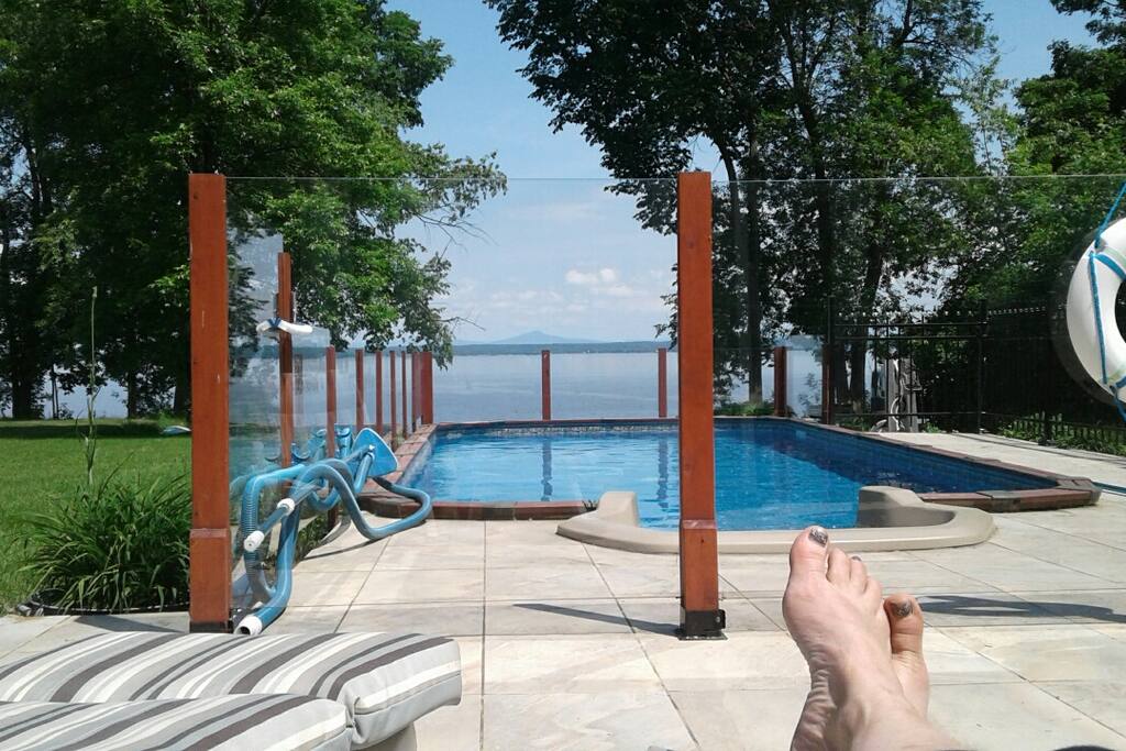Le confort de la piscine et la vue apaisante du lac