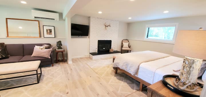 加大双人床卧室，配有起居区、电视和书桌