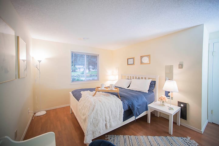 غرفة نوم رئيسية مع خزانة ملابس في الطابق الأرضي.