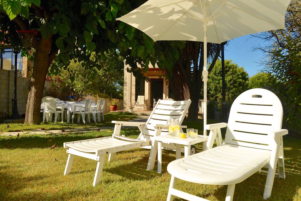CASA LA VIÑA - Espacioso jardín con varios comedores en exterior y zonas de relax.