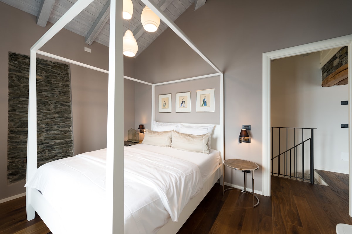 ห้องนอนวิวทะเลสาบ 
บ็อกซ์สปริง 160x200 ซม.
+ ตู้เสื้อผ้าและทีวี 26 "