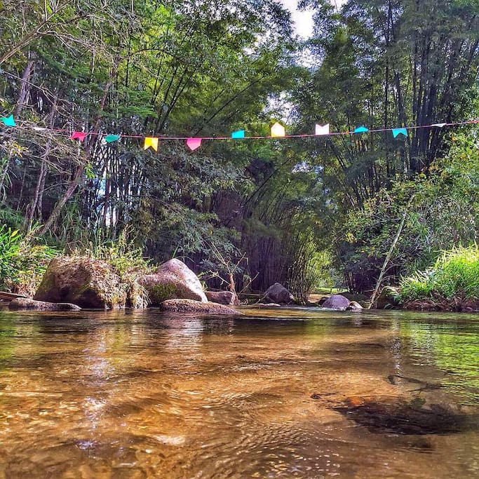 Rio privativo no terreno da casa. Acesso exclusivo.