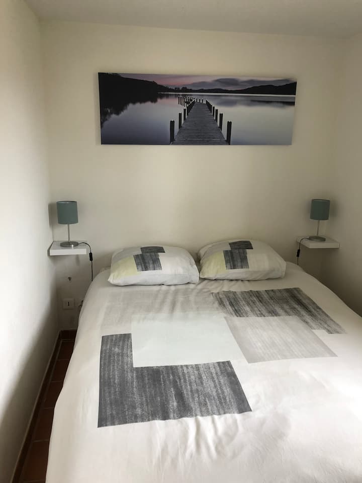 Habitación en la planta baja equipada con cama de matrimonio y un gran armario 