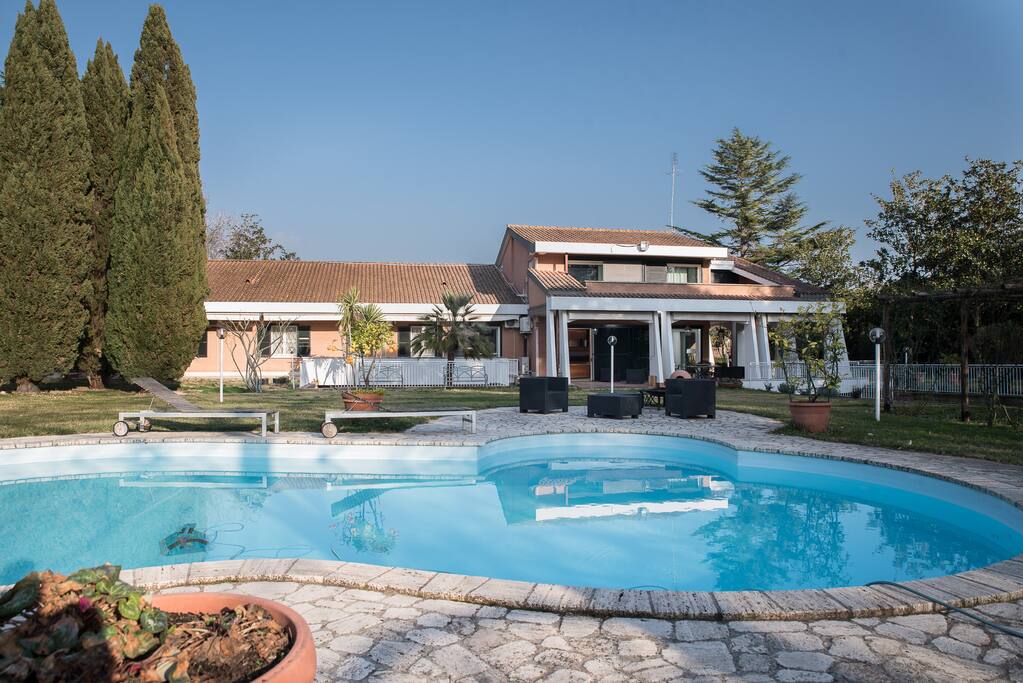 swimming pool and villa (February 2017)