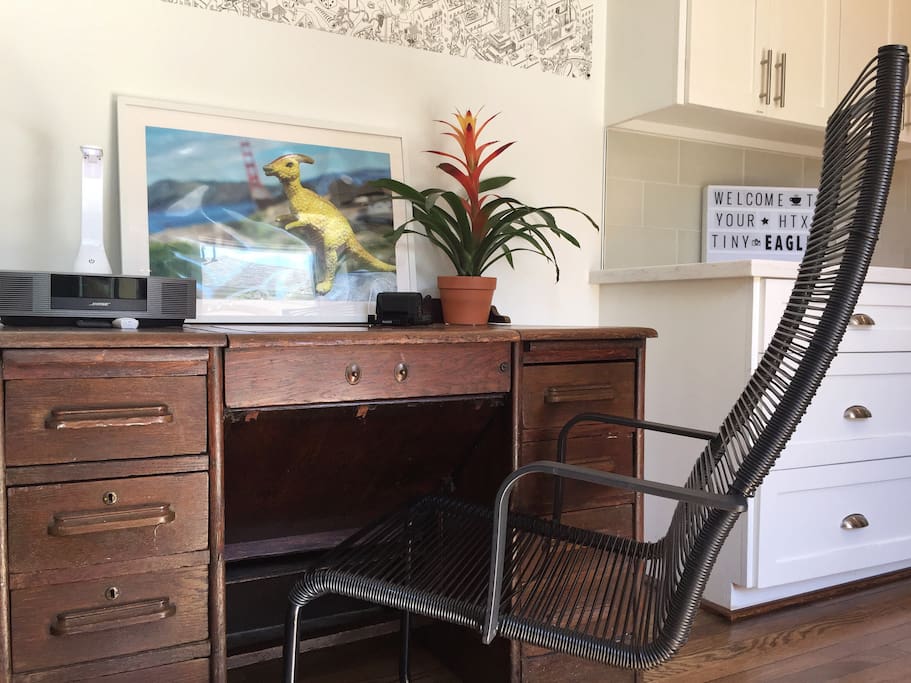 Plenty of desk space with Bose speaker and auxiliary cable to listen to your own music, podcasts or audio books
