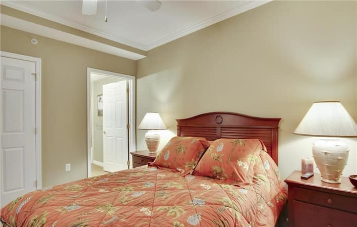 Bedroom 2 - Queen Bed