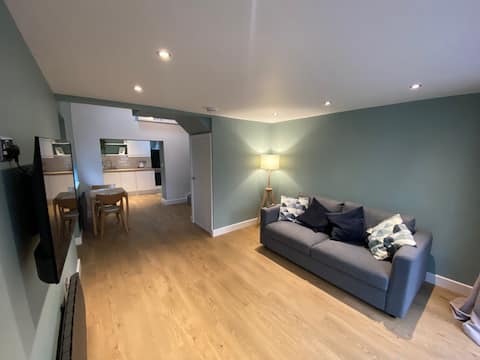 Top Airbnb: Rosebud Barn (Newly Refurbished) King Bed in Salford