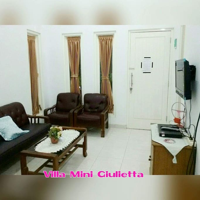 Ruang tamu dilengkapi tv lcd indovision + kulkas + dvd player