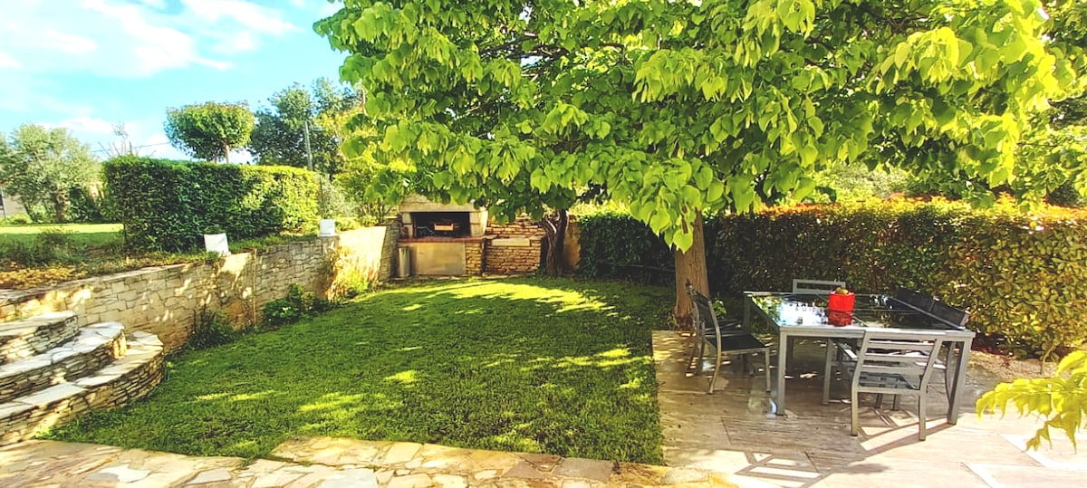 Top Airbnb: In the shade of the linden tree quiet and spacious accommodation in Marseille