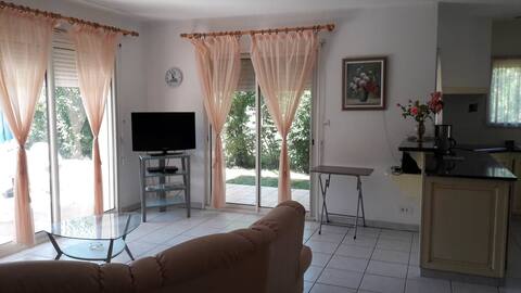 Maison Les Genêts 4* for rent with swimming pool