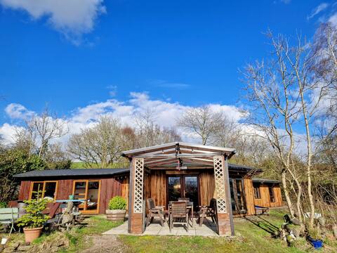 The Octagon, Wooden Chalet in 2 acre woodland