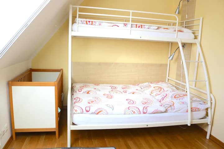 Chumba cha watoto kilicho na kitanda cha ghorofa