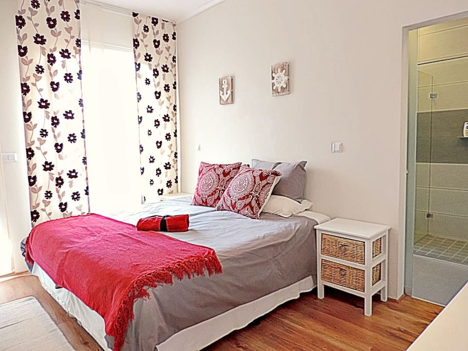 bedroom with one double or 2 single beds