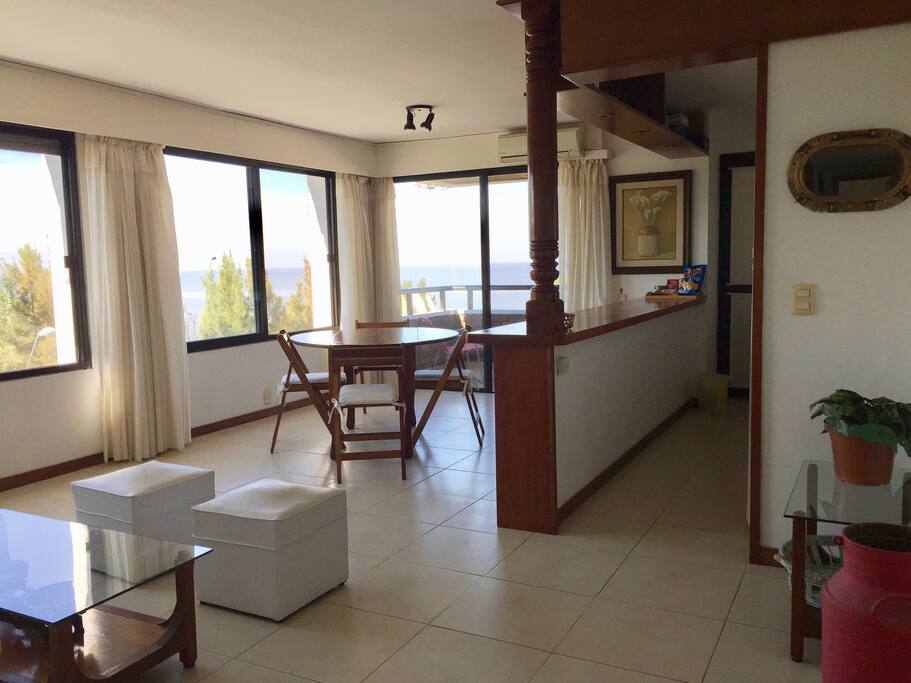 Vista al río desde todos los ambientes | Meals with a view. All of the rooms have a view of the River Plate.