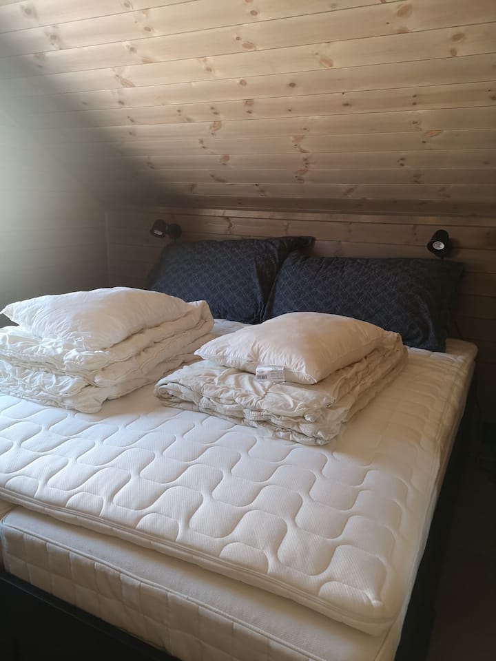 Spavaća soba br. 1 na 2. katu s bračnim krevetom od 180 cm 