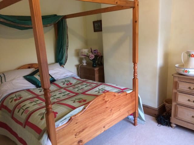 Pretty en-suite bedroom + sitting room Saddington