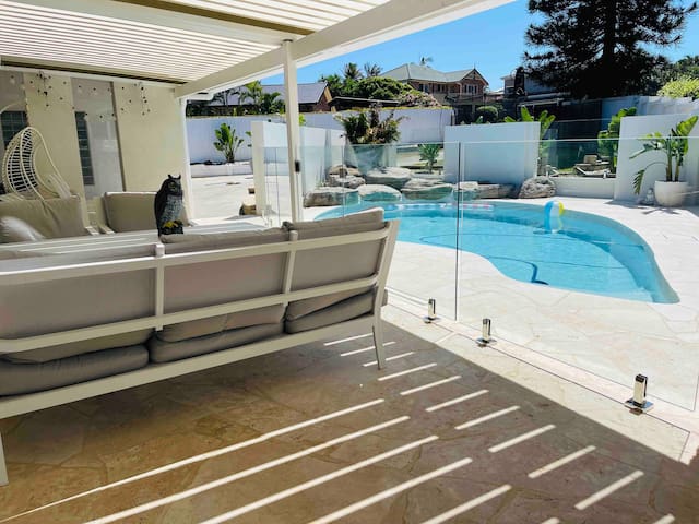 Coastal Dream: Pool, Sauna, Spa, Gym,5min to beach