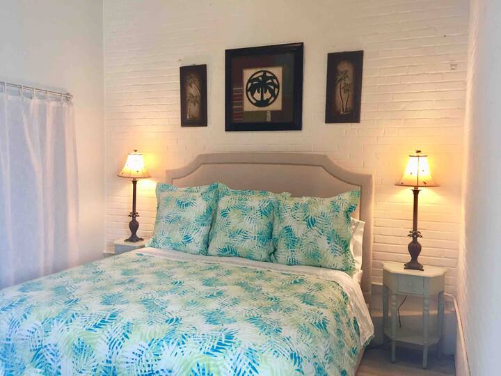 Спалня с двойно легло и луксозно спално бельо. Боядисани тухли и 12- инчови тавани. Голямо стенно огледало. Хубаво гардеробно пространство, включващо дъска за гладене/ютия и плажни столове. 