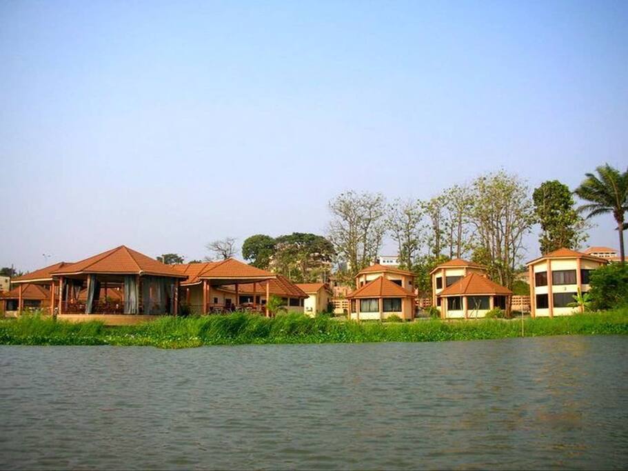 Bungalows sur pilotis dans la ville aux 3 noms ! - Hotels à louer à Porto-Novo, Ouémé Department, Bénin Airbnb Chambre privée à Porto-Novo (Bénin). Notre hôtel est un petit bijoux situé à l´entrée de la majestueuse ville de Porto-novo. Les 12 bungalows que constituent le complexe touristique h...... Bungalows sur pilotis dans la ville aux 3 noms ! - Hotels à louer à Porto-Novo, Ouémé Department, Bénin