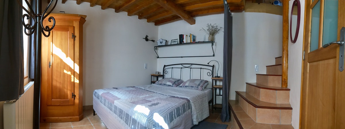 חדר שינה עם מקלחת צמודה ומדרגות שמובילות לסלון ולמטבח. גודל החדר 10 מטר מרובע. 
