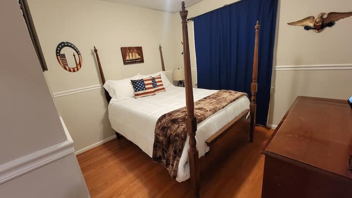 SOBA U AMERICI - veliki bračni krevet (opremljen za parove)  