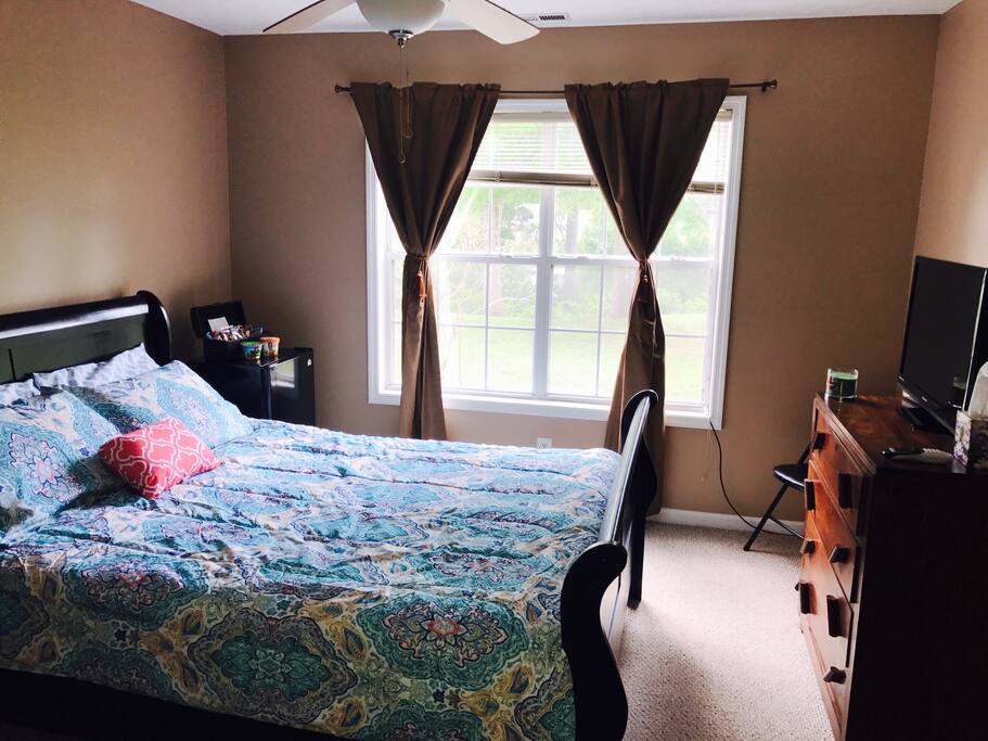 Guest room, relaxing and peacefully view to the lake. Room has been updated with tv, mini fridge for the comfort of our guest.