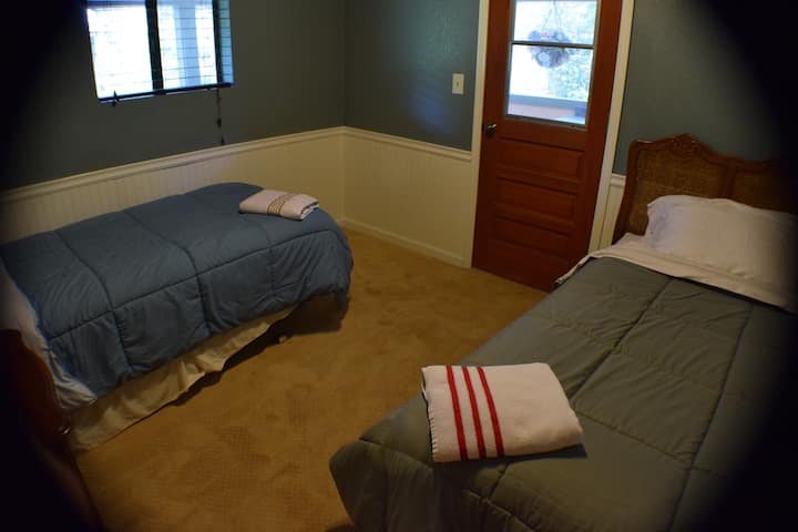 Twin room /w shared full bath
$95