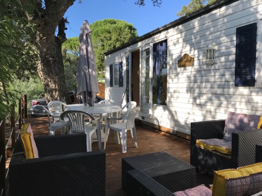 Terrasse avec salon en plein été